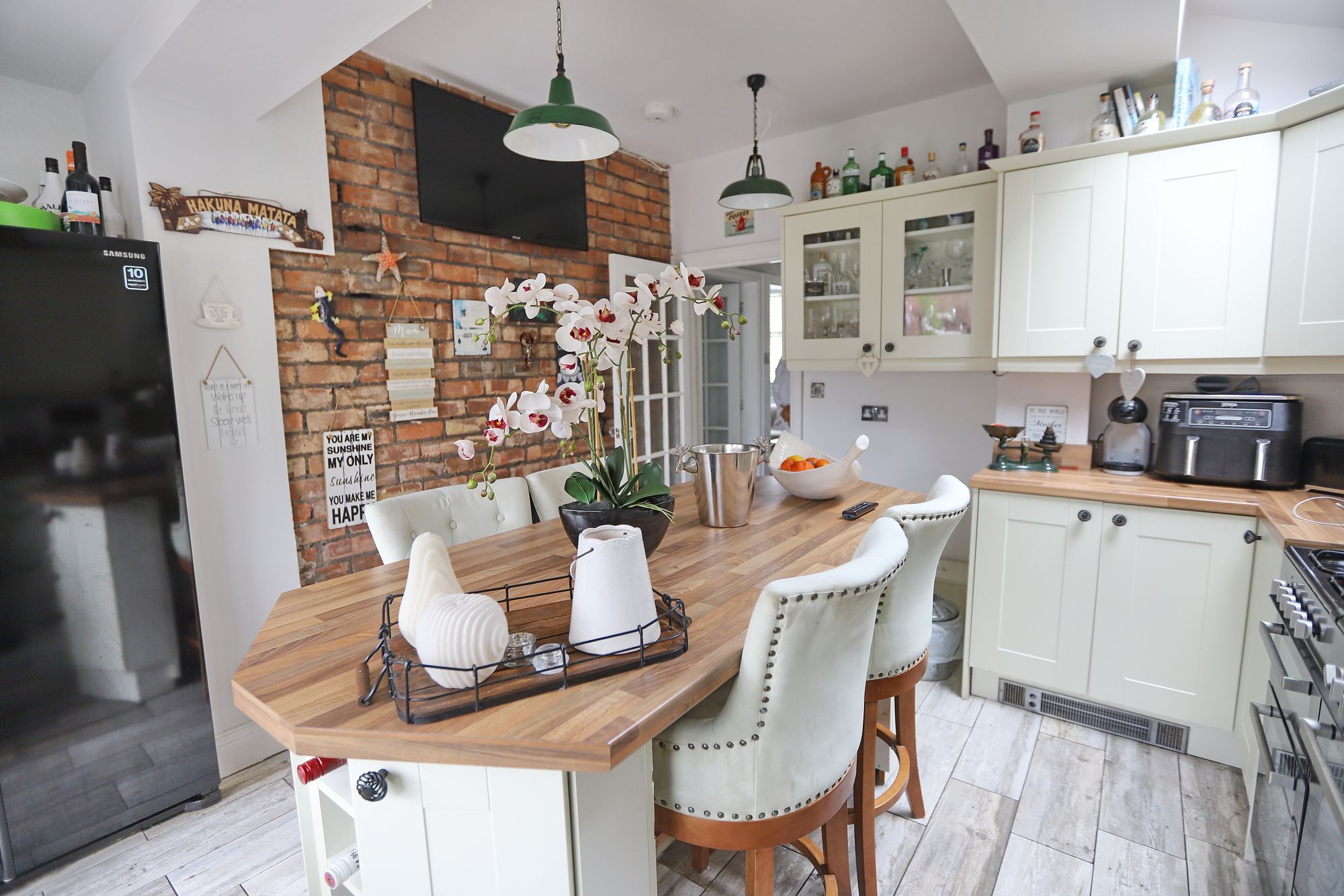 Images for Kings Avenue, Whitefield, M45