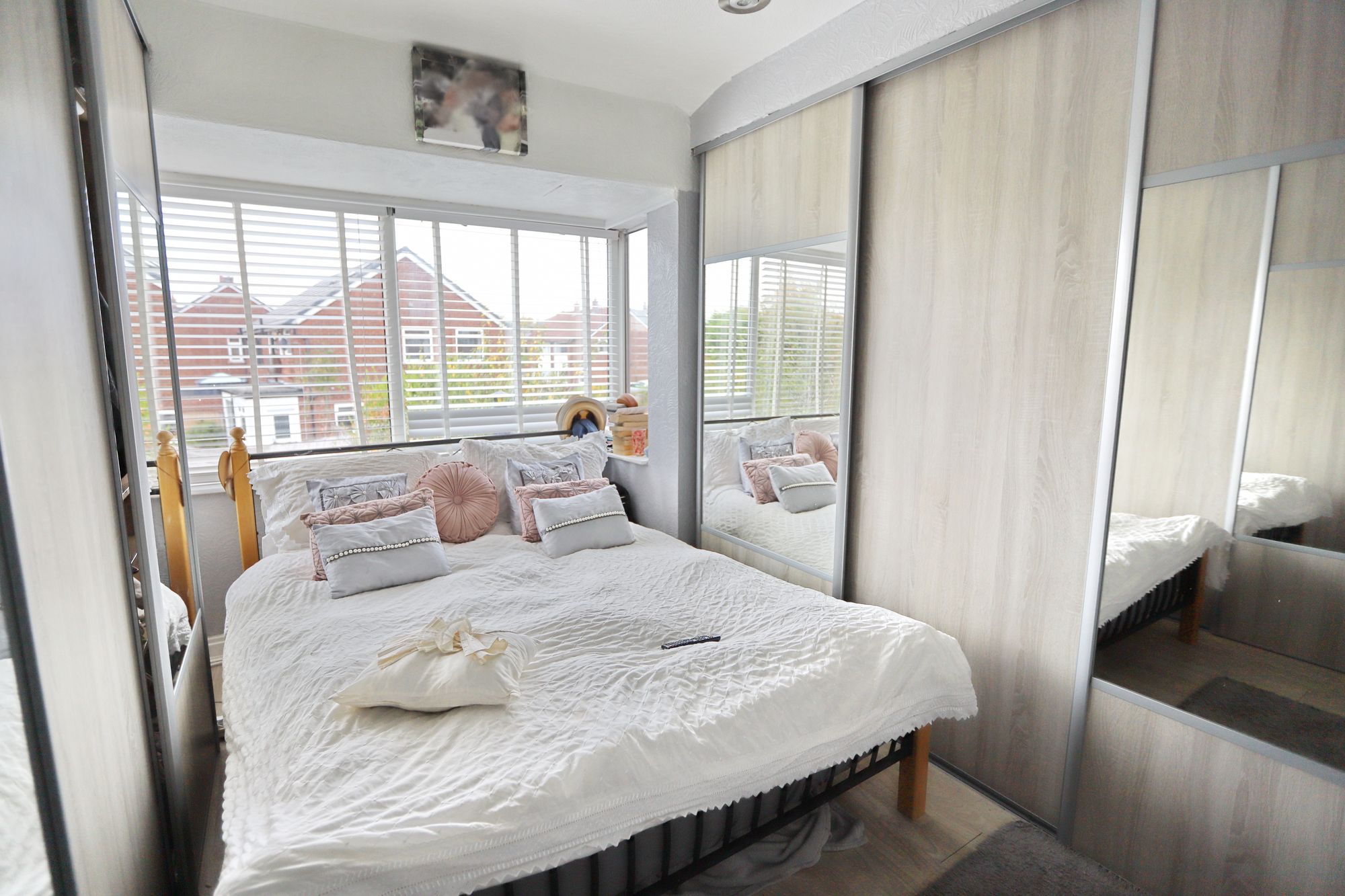 Images for Kings Avenue, Whitefield, M45