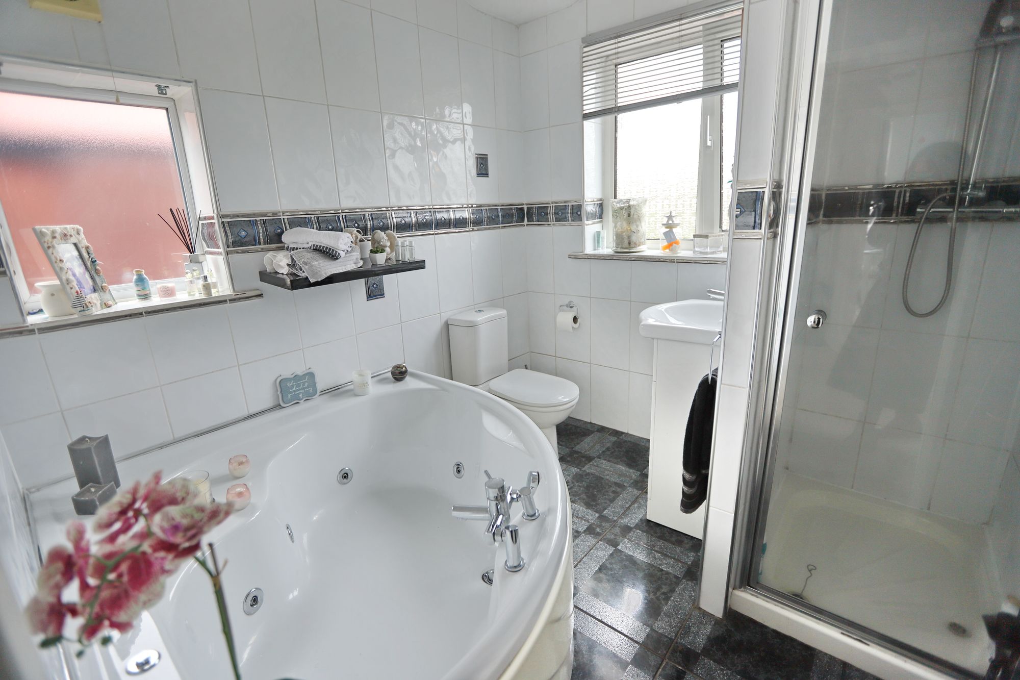 Images for Kings Avenue, Whitefield, M45