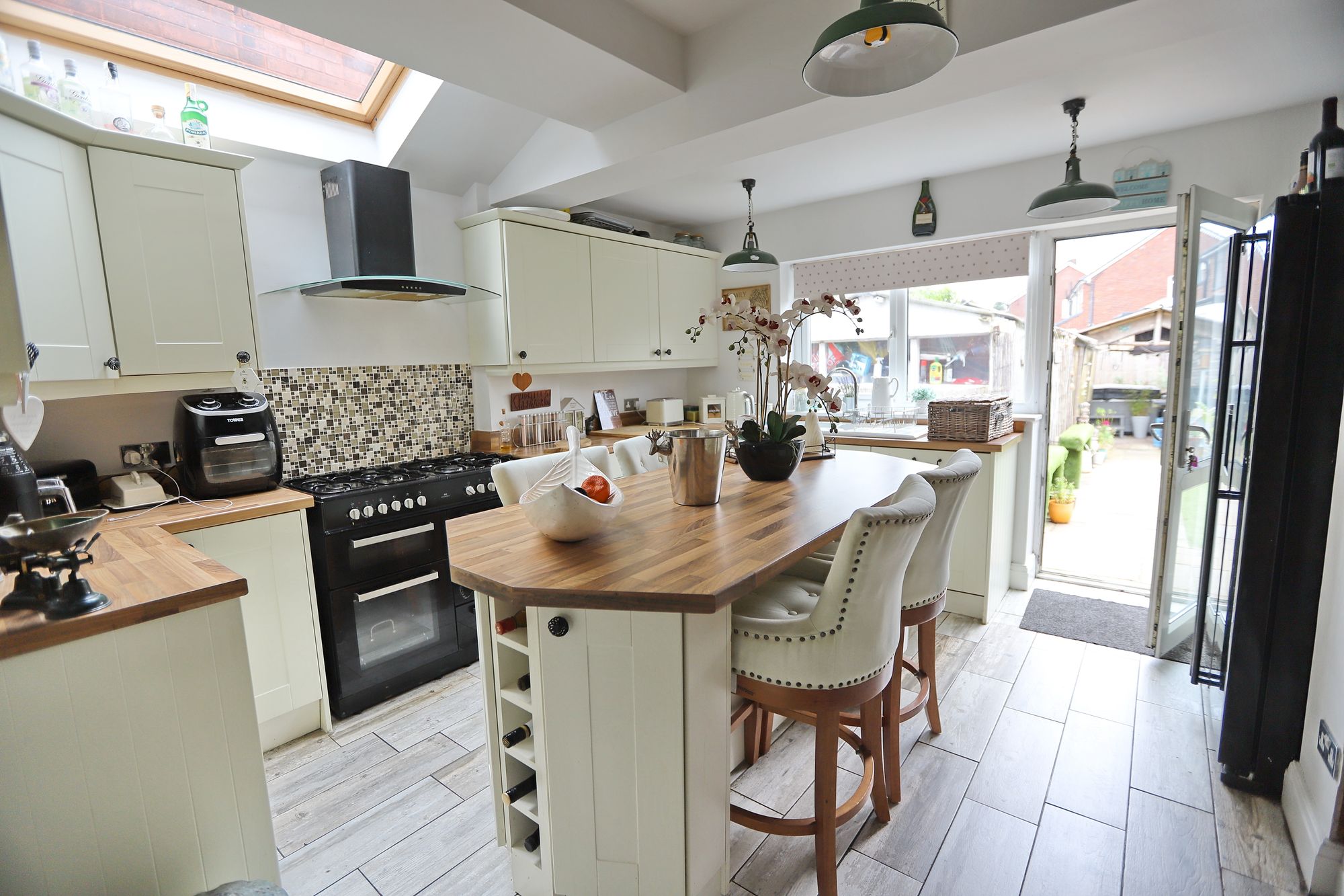 Images for Kings Avenue, Whitefield, M45