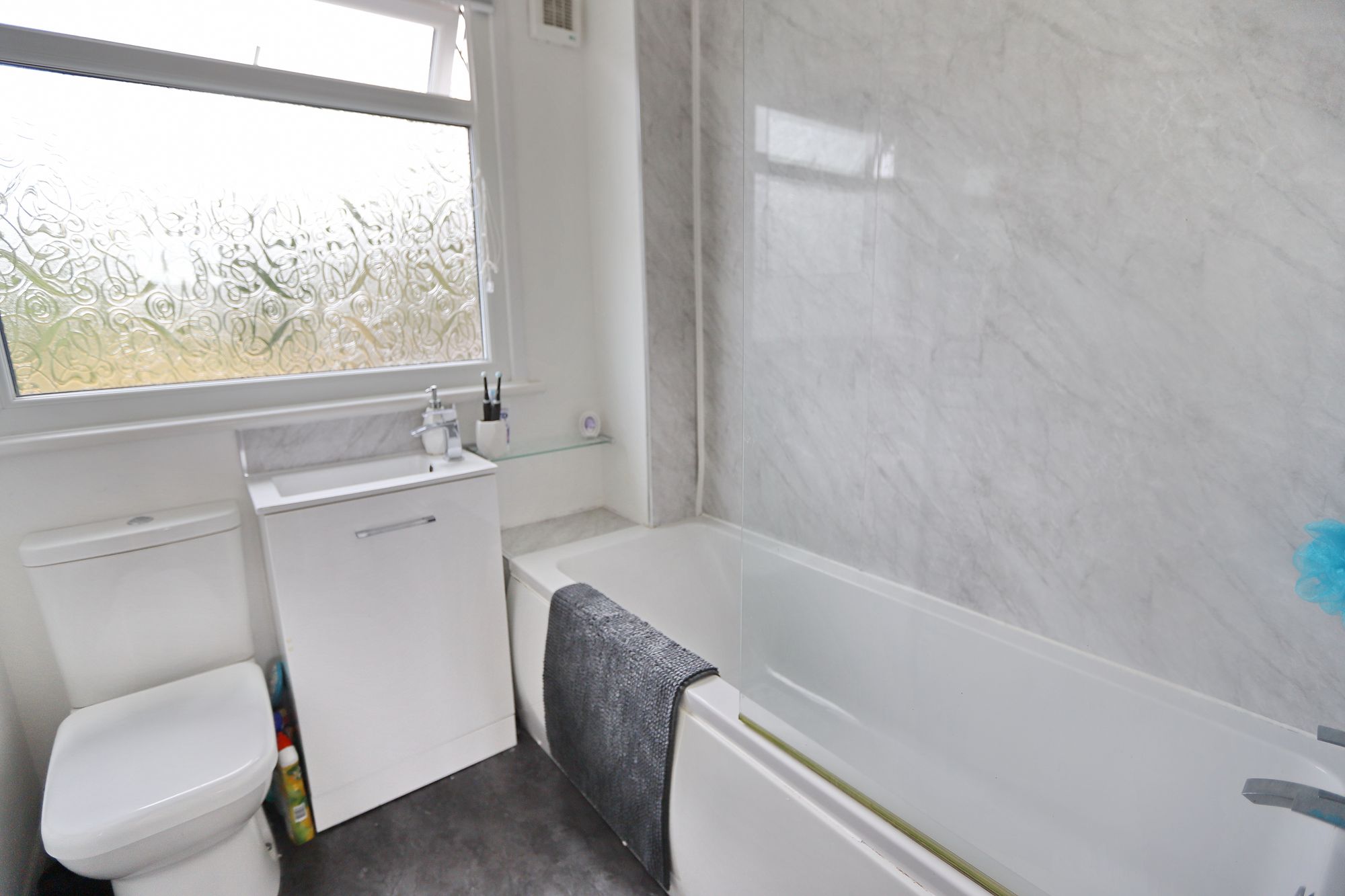 Images for Kings Avenue, Whitefield, M45