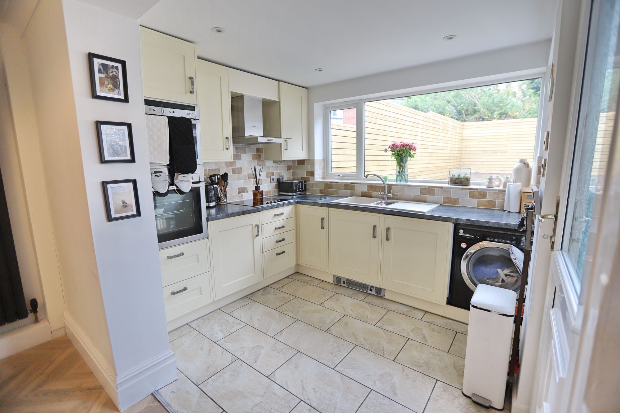 Images for Kings Avenue, Whitefield, M45