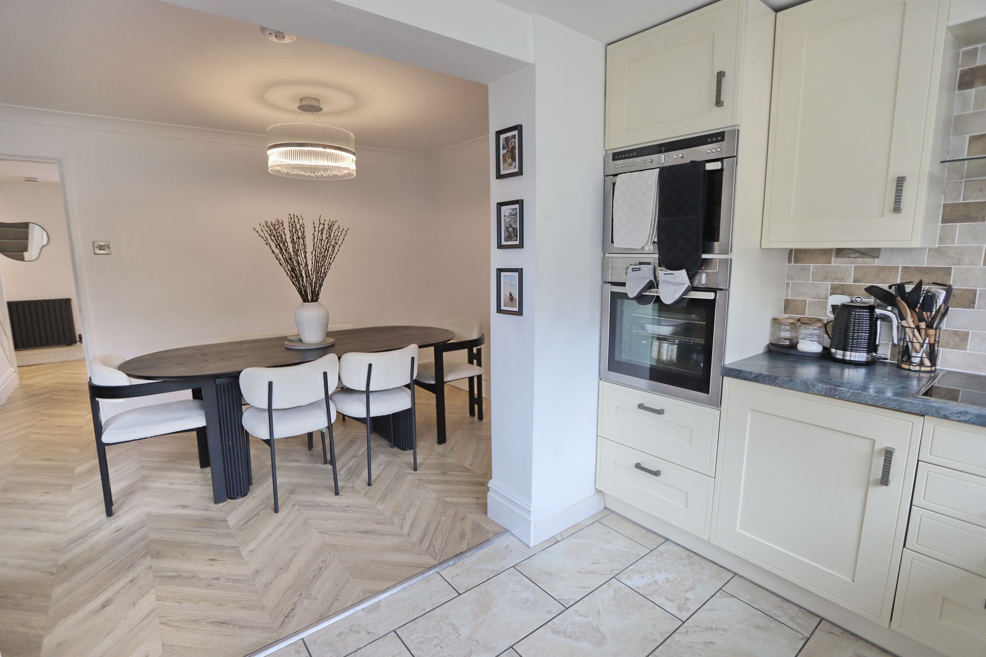 Images for Kings Avenue, Whitefield, M45